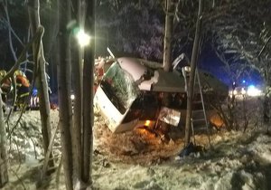 Nehoda autobusu na Tachovsku, vůz dostal na zledovatělé silnici smyk.