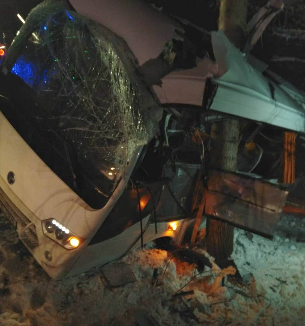 Nehoda autobusu na Tachovsku, vůz dostal na zledovatělé silnici smyk.