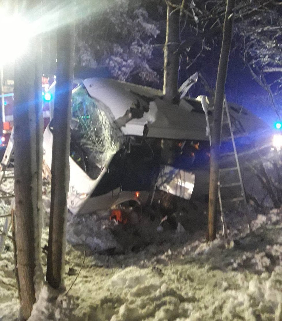 Nehoda autobusu na Tachovsku, vůz dostal na zledovatělé silnici smyk.