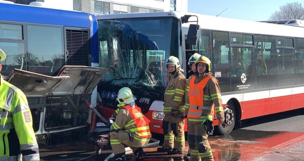 Nehoda dvou autobusů MHD na letišti v Praze.