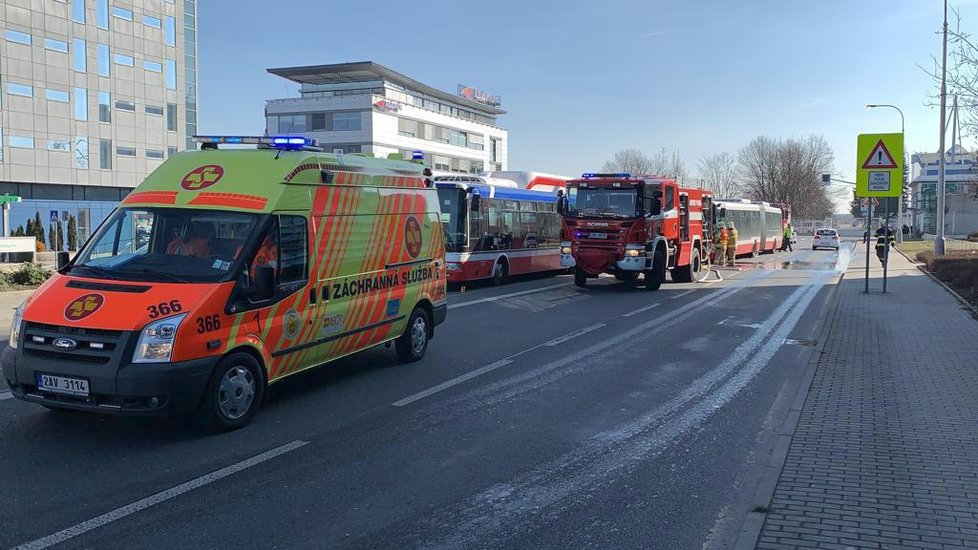 Nehoda dvou autobusů MHD na letišti v Praze.