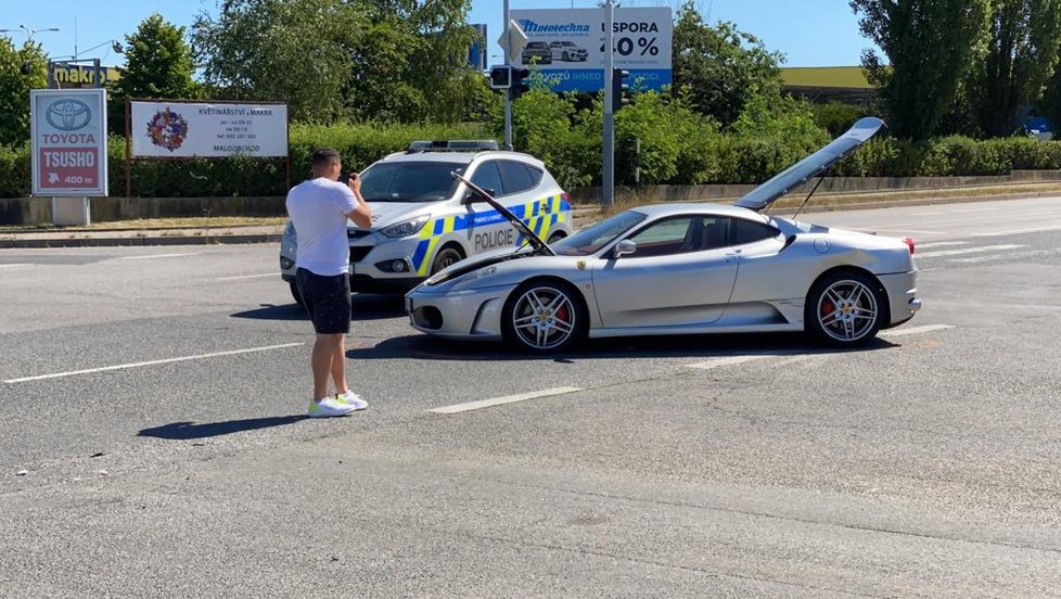 1. srpen 2020: V Čestlicích se v Obchodní ulici srazily dva luxusní vozy značek Mercedes a Ferrari.