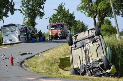 Při srážce auta s autobusem se zranily dvě děti a dva dospělí.