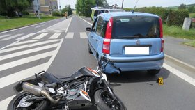 Řidička (17) motorky nedobrzdila a nabourala auto.