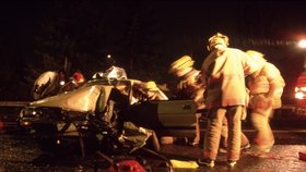 Automobilová honička noční Prahou skončila nehodou