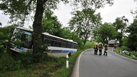 Místo hromadné dopravní nehody na Karlovarsku: Zapletl se do ní i autobus