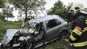 Poblíž Počeren u Karlových Varů se srazilo auto, náklaďák a autobus