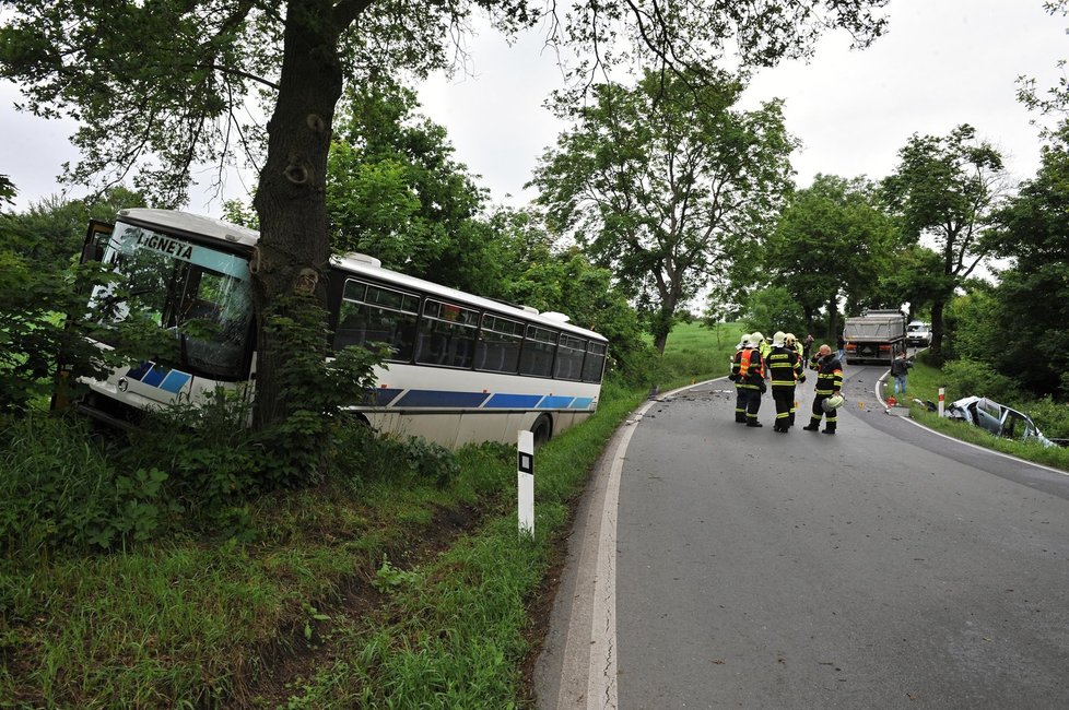 Místo hromadné dopravní nehody na Karlovarsku: Zapletl se do ní i autobus