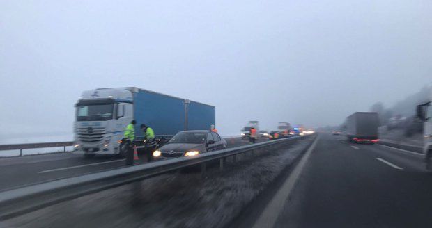 Na dálnici D5 se v ranních hodinách vybourala hned čtyři auta.