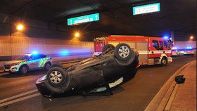 V úterý okolo půl třetí došlo k nehodě tří vozidel v Bubenečském tunelu. 