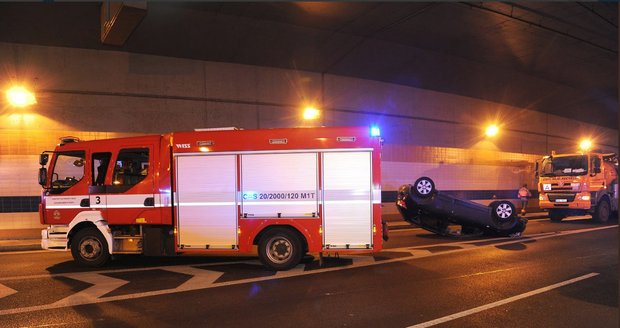 V úterý okolo půl třetí došlo k nehodě tří vozidel v Bubenečském tunelu. 
