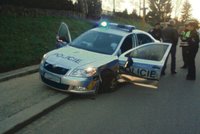 Opilý řidič srazil policejní auto a trolejbus