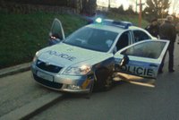 Policisté spěchali k zásahu, opilý řidič je vytlačil ze silnice