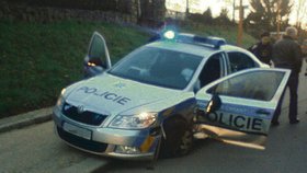 Opilý řidič přehlédl policejní vůz a vytlačil ho ze silnice. (Ilustrační foto)