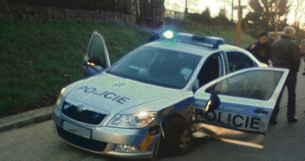 Opilý řidič přehlédl policejní vůz a vytlačil ho ze silnice. (Ilustrační foto)