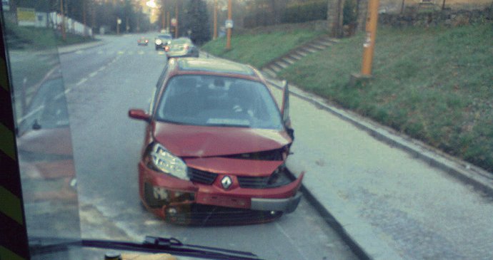  Takto skončil opilcův Renault Scénic. Škoda je odhadem 150 tisíc… …a takto policejní vůz. Škoda se odhaduje na stejnou částku.