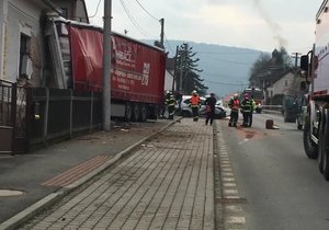 Na Domažlicku naboural kamion do rodinného domu.