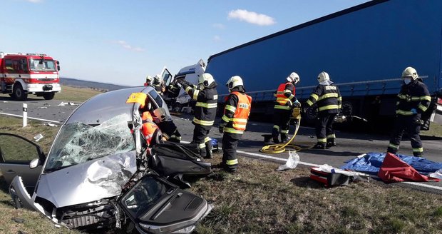 Vážná nehoda kamionu a osobáku na Domažlicku: Sanitky odvezly do nemocnic tři zraněné