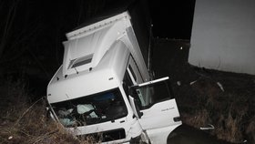 Polák s kamionem narazil u Kokšína do mostu: »Zaparkoval« do potoka a vysypal plíny  