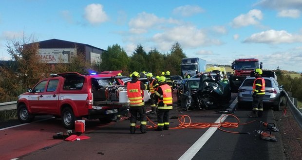 Při srážce čtyř aut u Křimova se zranili čtyři dospělí a dvě děti.