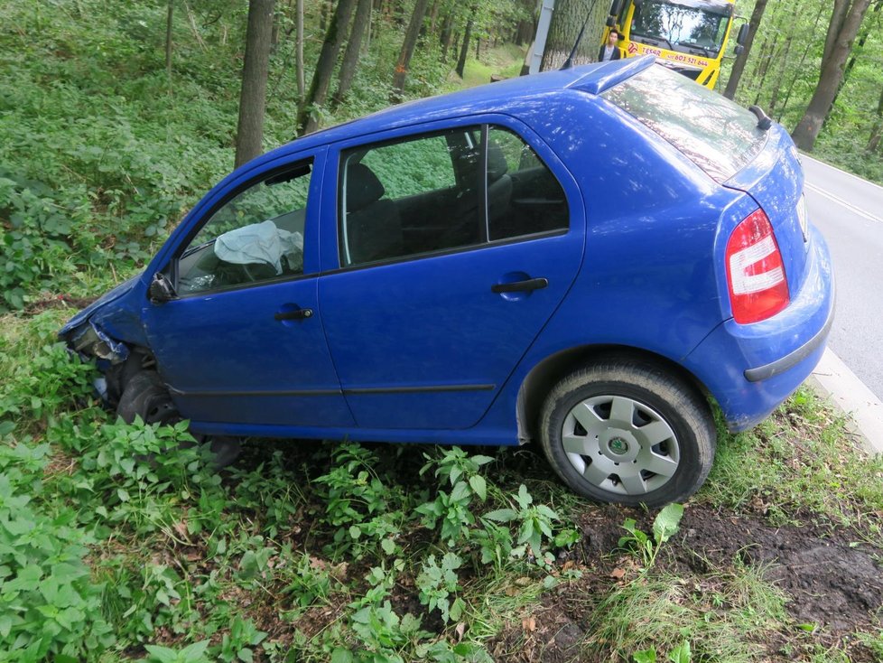 Řidička hyundaie za volantem kýchla, sestřelila škodovku v protisměru.