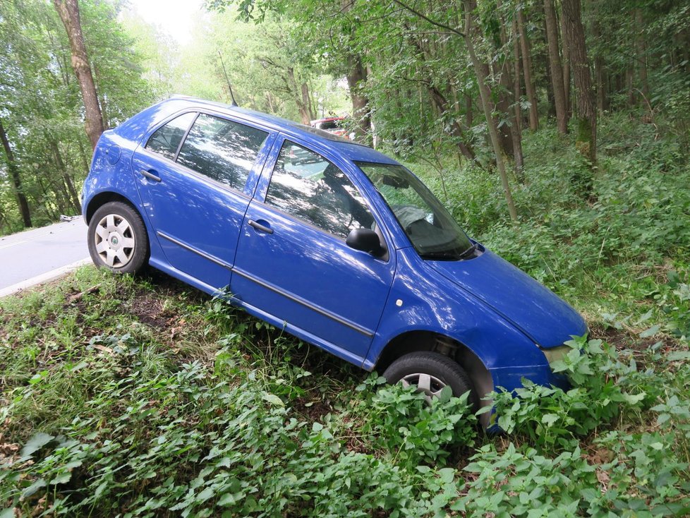 Řidička hyundaie za volantem kýchla, sestřelila škodovku v protisměru.