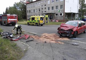 V Tachově nedala řidička auta přednost motorce.