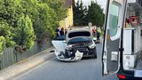 Zlomené nohy a otřes mozku. V Nučicích u Prahy se stala vážná nehoda, motorku srazilo auto
