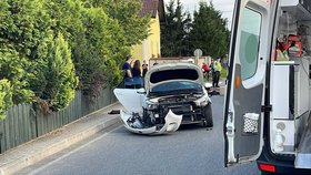 V Nučicích u Prahy došlo k vážné dopravní nehodě. Motorkář se srazil s jedoucím vozidlem. Záchranáři ošetřili dva raněné. (24. září 2022)