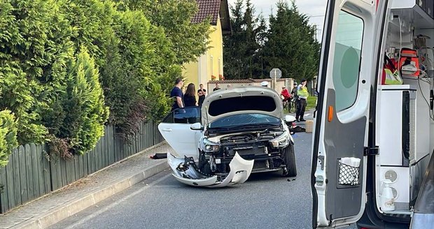 V Nučicích u Prahy došlo k vážné dopravní nehodě. Motorkář se srazil s jedoucím vozidlem. Záchranáři ošetřili dva raněné. (24. září 2022)