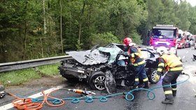 Tragická nehoda u Olšových Vrat na Karlovarsku: 60letý muž zemřel po srážce osobáku s dodávkou