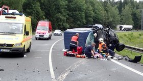 Tragická nehoda u Olšových Vrat na Karlovarsku: 60letý muž zemřel po srážce osobáku s dodávkou