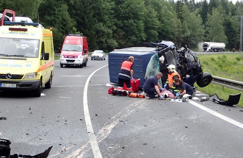 Tragická nehoda u Olšových Vrat na Karlovarsku: 60letý muž zemřel po srážce osobáku s dodávkou