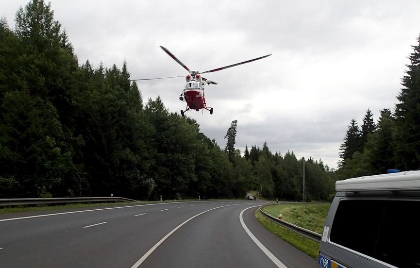 Tragická nehoda u Olšových Vrat na Karlovarsku: 60letý muž zemřel po srážce osobáku s dodávkou, pro druhého letěl vrtulník