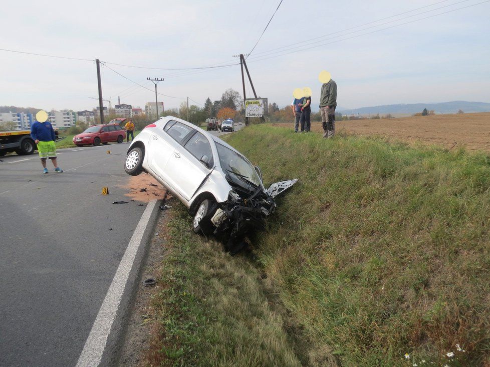 U Čínova se srazila dvě auta, řidiči skončili v nemocnici.