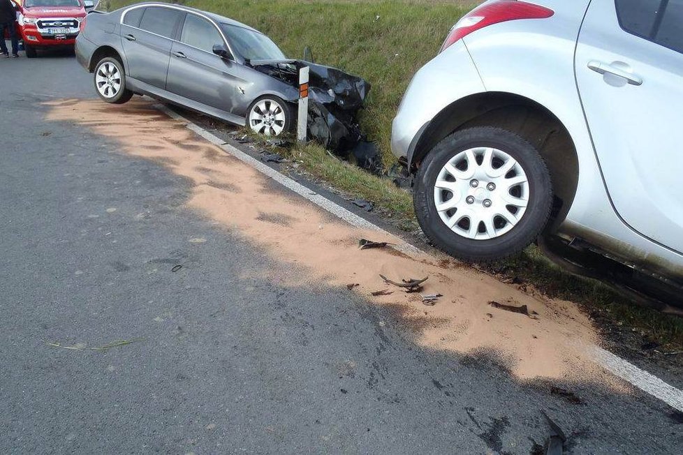 U Čínova se srazila dvě auta, řidiči skončili v nemocnici.