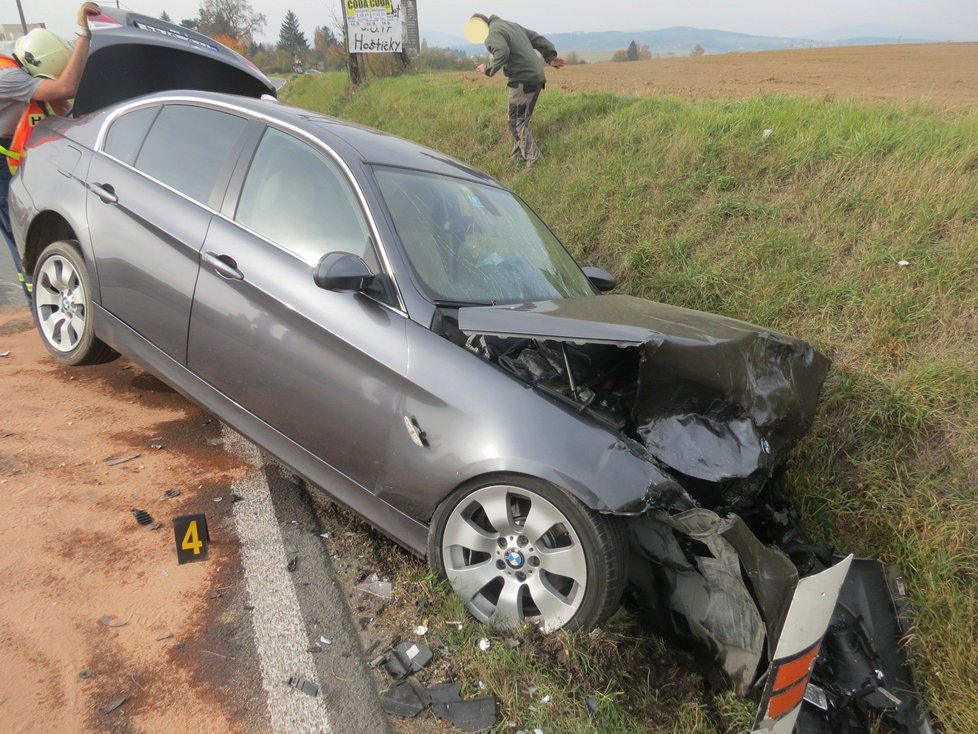 U Čínova se srazila dvě auta, řidiči skončili v nemocnici.