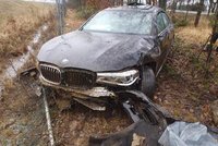 S kradeným BMW ujížděl »dvoustovkou« policii z Německa do Čech: Na Rokycansku boural a utekl