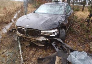 Zničené BMW po bouračce.