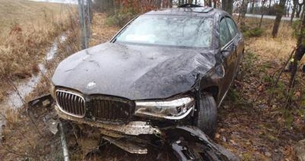 S kradeným BMW ujížděl »dvoustovkou« policii z Německa do Čech: Na Rokycansku boural a utekl