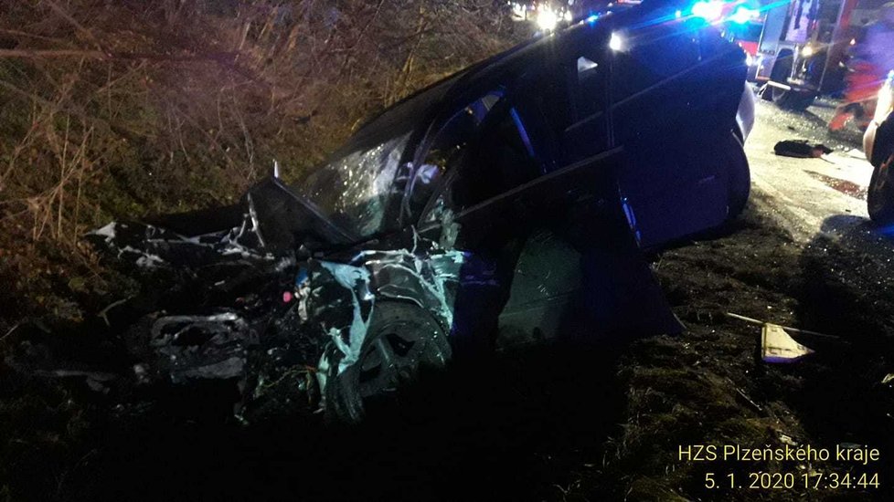Vážná nehoda na Plzeňsku, rodinu v audi sestřelil mladý řidič v protisměru.