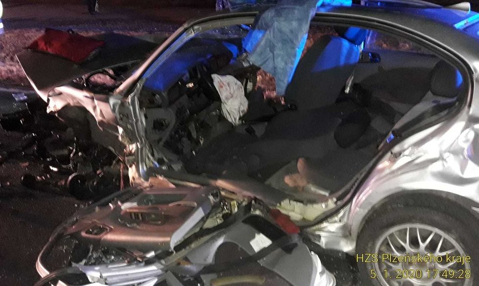 Vážná nehoda na Plzeňsku, rodinu v audi sestřelil mladý řidič v protisměru.