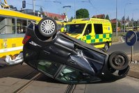 Senior (80) s mercedesem vjel před rozjetou tramvaj, ta ho převrátila na střechu