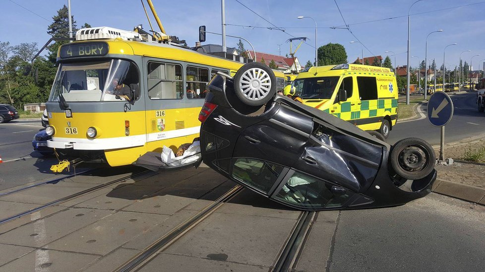 Senior (80) s mercedesem vjel před rozjetou tramvaj, ta ho převrátila na střechu.