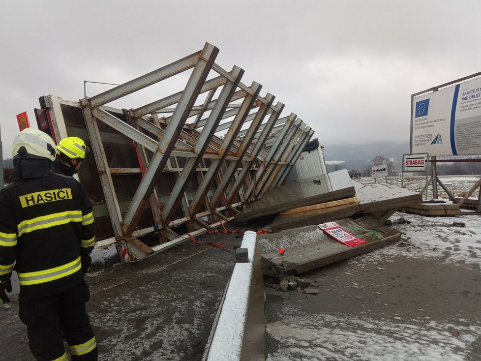 Na kruhovém objezdu u Vamberka se převrátil kamion převážející betonové panely.  (3. 2. 2023)