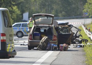 Bouračku čtyř aut nepřežila řidička, dva muži skončili v nemocnici.