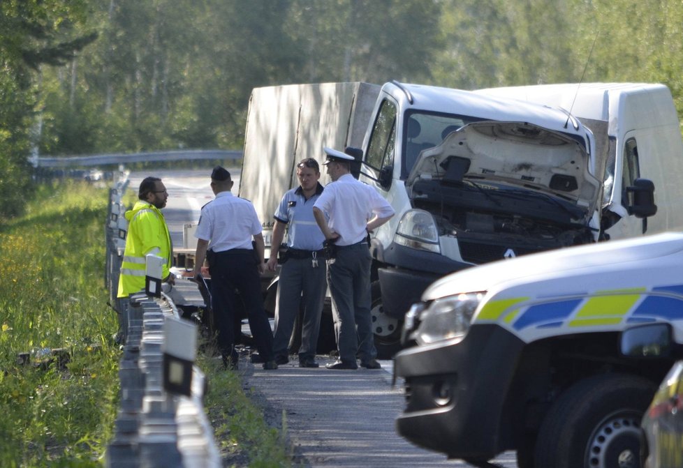 Bouračku čtyř aut nepřežila řidička, dva muži skončili v nemocnici.