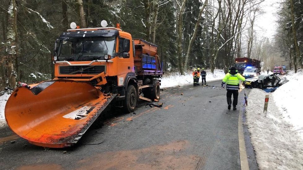 Srážku se sypačem nepřežil na Tachovsku řidič osobního vozu.