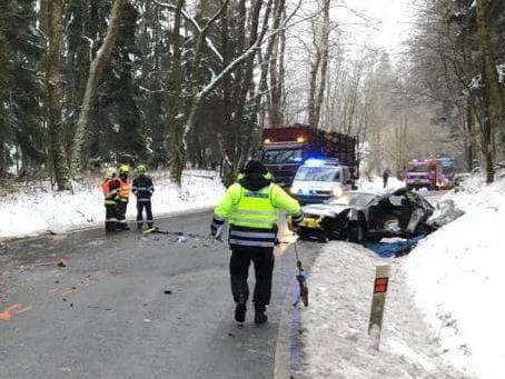 Srážku se sypačem nepřežil na Tachovsku řidič osobního vozu.