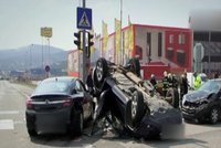 Nehoda tří aut: Terénní vůz letěl vzduchem!